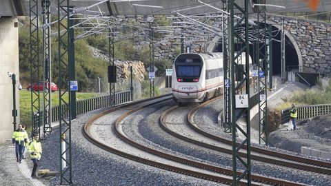 Los trabajos incluyen el despliegue del ERTMS en Angrois y en todo el trazado nuevo del eje atlántico entre A Coruña y Vigo
