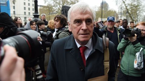 El portavoz de economía laborista, John McDonnel, a su llegada a la reunión con parte del equipo de May