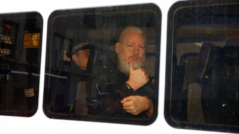 Imagen de archivo de Julian Assange, tras ser detenido en la embajada de Ecuador en Londres.