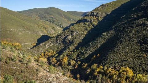 En la imagen, las devesas de Mazales y do Cervo. Abajo, el río Soldón que recorre la zona