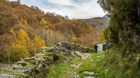 Desde la aldea de A Seara parte una ruta que conduce hasta A Lucenza, entre las montañas de la Serra do Courel