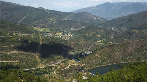 En la zona otro de los grandes atractivos son las minas de oro romanas. En la imagen se localiza las de Montefurado, en Quiroga. A Toca, Torubio y Millares, son las de Folgoso do Courel mientras que en Ribas de Sil cobran protagonismo las de O Covallón.