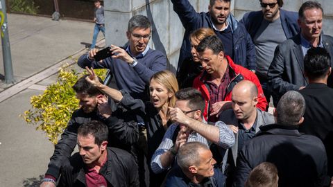 El tumulto en los accesos de la Universidad Autonóma de Barcelona ante la presencia de Cayetana Álvarez de Toledo (en el centro de la imagen, con camisa negra), hizo que se vivieran momentos de tensión
