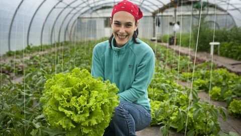 relevo rural.Bárbara Rivera (Neda, 31 años) es una de las 1.076 agricultoras inscritas en Consello Regulador de Agricultura Ecolóxica de Galicia (Craega). Vende rúcula, lechucas o acelgas para clientes como Gadis o Inditex.