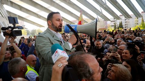El presidente de Vox, Santiago Abascal, se dirige a los militantes que quedaron fuera del palacio de congresos de Oviedo, por falta de aforo