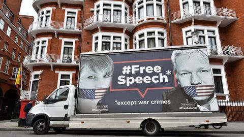 Un camin publicitario protesta contra la detencin de Julian Assange y su inminente extradicin