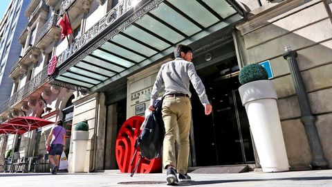 Turista entrando a un hotel en Vigo