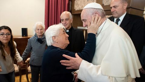  El Papa Francisco saluda a una mujer durante su visita al centro para personas con alzhimer  Villaggio Emanuele el pasdo viernes