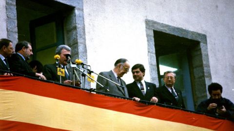 Camilo José Cela en el balcón de la casa consistorial de Quiroga -con el alcalde Julio Álvarez a su derecha-, disponiéndose a pronunciar el pregón inaugural de la Feira do Viño