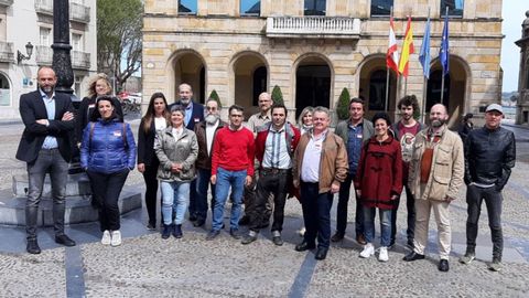 La candidatura de Por Gijón, ante la Casa Consistorial gijonesa