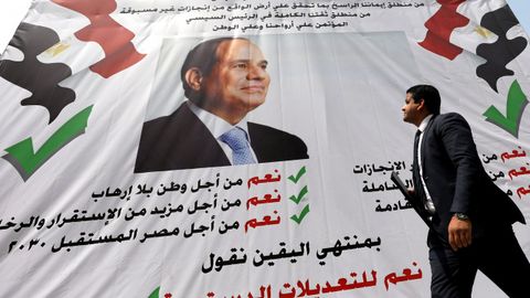 Un ciudadano pasa por uno de los múltiples cárteles de apoyo a Al Sisi desplegados en El Cairo