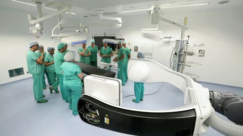 El quirófano híbrido, con el arco radiológico en primer término