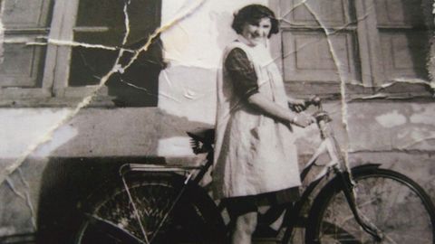 Puri Torre, cuando era una adolescente, con su primera bicicleta