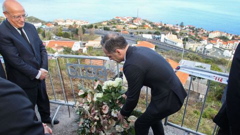  El ministro de Relaciones Exteriores de Alemania, Heiko Maas, deposita una corona de flores ante su homlogo portugus, Augusto Santos Silva,  durante una visita este jueves al lugar del accidente del autobs turstico, en Canico, Santa Cruz, Madeira (Portugal) 