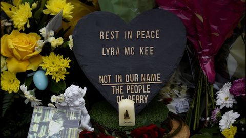 Consternación en Irlanda del Norte. Flores en el lugar donde fue asesinada la periodista Lyra McKee, en el primer crimen terrorista que se cobra la vida de una reportera en el Reino Unido desde el 2001