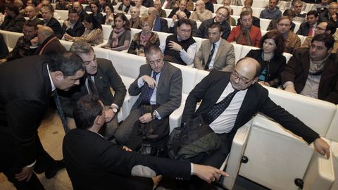 Tino Fernández y su equipo original (todavía con Fernando Vidal) presentando su proyecto en el auditoria de AFundación de Abanca