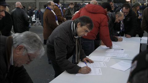 Recogida de firmas de soicos a favor de la candidatura de Tino Fernández
