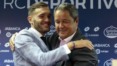 Tino Fernández se abraza con Lucas Pérez el día en el que el delantero anunciaba su marcha al Arsenal. Fue uno de los grandes aciertos de Tino cuando llegó de Ucrania, pero su segunda etapa en el club fue un fracaso que le pasó factura