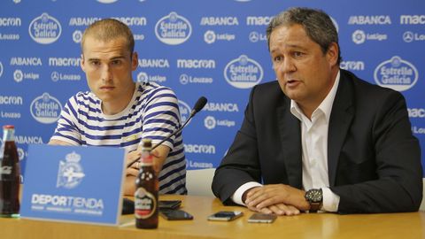 Tino Fernández junto a Álex Bergantiños el día que el centrocampista se marchaba de la disciplina coruñesa rumbo al Sporting de Gijón.