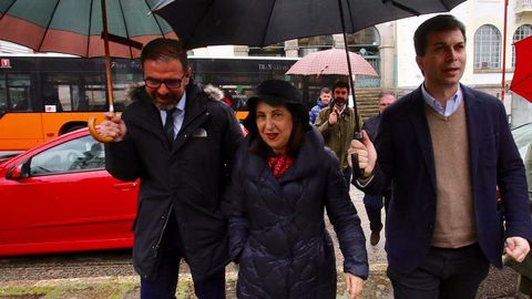 La ministra de Defensa, esta mañana en Ferrol, acompañada por el candidato del PSOE a la alcaldía, Ángel Mato, y el secretario general de los socialistas gallegos, Gonzalo Caballero