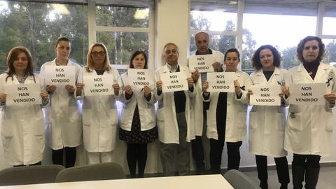 Protesta contra los sindicatos en el centro de salud de Mos por desconvocar la huelga de atención primaria