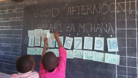 Escolares en Tanzania durante una clase