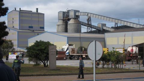 Alcoa cerrará parcialmente las fábricas de A Coruña y de Avilés en julio si no logra venderlas antes; en la foto, la de San Cibrao, que se salvaría de esta quema