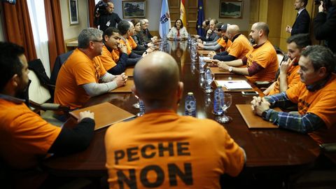 La ministra de Industria, Reyes Maroto, con el comité de empresa de Alcoa en A Coruña el pasado febrero en Galicia