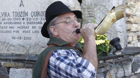 Xan de Vilar tocando o corno na presentación do Filandón de Músicas do Courel diante do monumento á cantora Elvira Touzón, nunha imaxe de arquivo