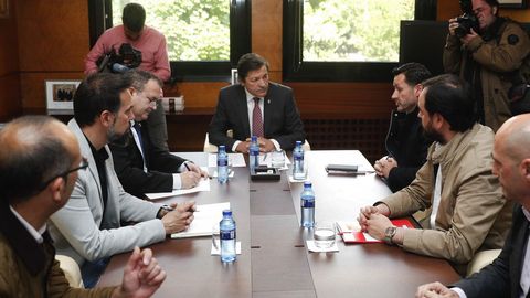 El presidente del Principado, Javier Fernández (c), recibe este viernes a los secretarios generales de UGT Asturias, Javier Fernández Lanero (3d); FICA-UGT, Jenaro Martínez (2d); CCOO de Asturias, José Manuel Zapico (2i); la Federación de Industria de CCOO, Damián Manzano; y el coordinador de la gestora de USO en Asturias, Juanjo Estrada (d), este viernes en Oviedo