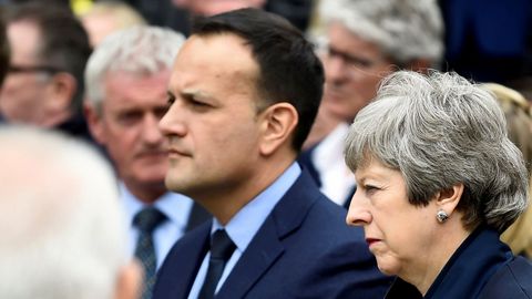 Los primeros ministros de Irlanda y el Reino Unido, Leo Varadkar y Theresa May