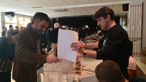 El alcalde de A Coruña, Xulio Ferreiro, en el momento de votar