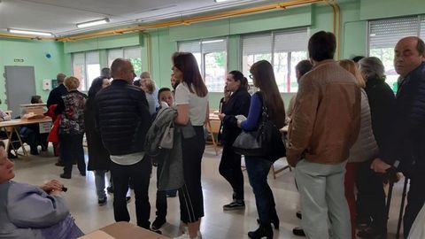 Cola en un colegio electoral de Asturias
