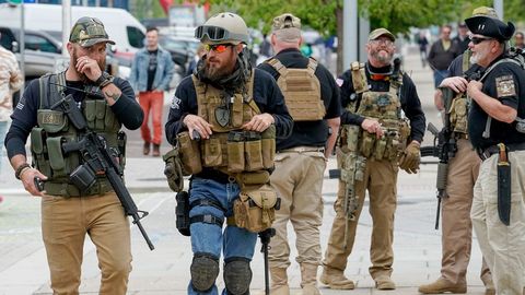 
Los miembros de milicias a su llegada a la convencin anual de la Asociacin Nacional del Rifle (NRA) en Indiana