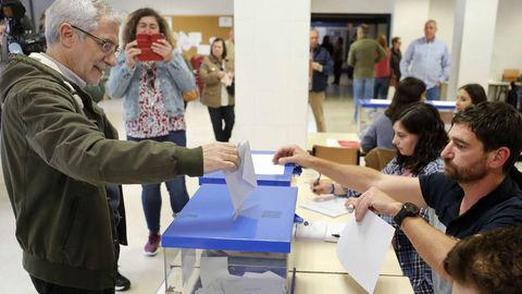 El candidato de Acta a la Presidencia del Gobierno, Gaspar Llamazares, votando en el colegio electoral