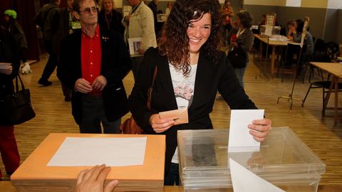  La cabeza de lista de Unidas Podemos al Congreso por Asturias, Sofa Castan, ejerce su derecho al voto en el colegio pblico Jovellanos de Gijn