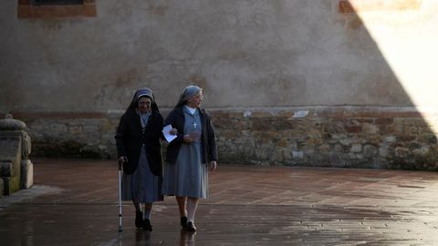Dos monjas con sus votos, en Pola de Siero