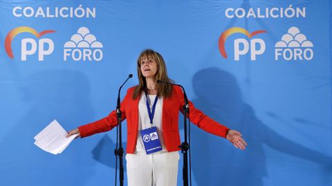 La cabeza de lista de la coalición PP-Foro, Paloma Gázquez, durante su comparecencia para valorar los resultados electorales