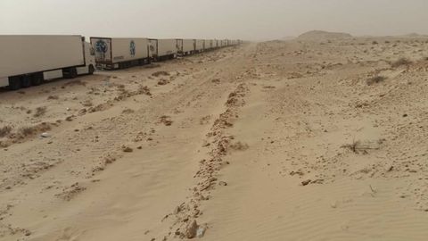 En la frontera entre Marruecos y Mauritania llegan a formarse colas de quince quilómetros