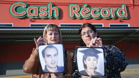 Beli Sánchez, cuñada de Esteban, e Isabel López, hermana de Elena, ayer, en el lugar del crimen