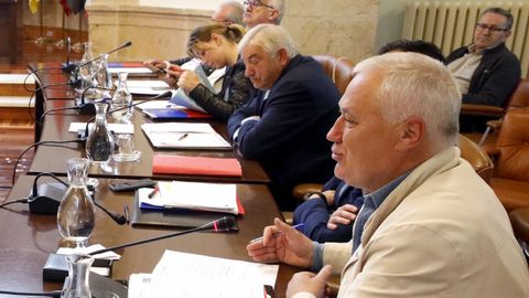 Martínez, en primer término y, al fondo, con los ojos cerrados, Lino Rodríguez