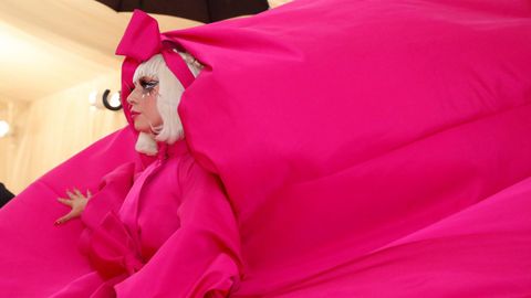 Lady Gaga presentó uno de los looks más extravagantes luciendo cuatro vestidos distintos que se fue quitando como si de un estriptís se tratase