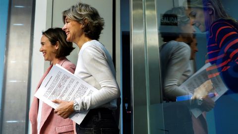 Cuca Gamarra, coordinadora de la campaña del PP, e Isabel García Tejerina, vicesecretaria general de Acción Sectorial, en su primera ruada de prensa