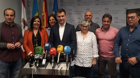 José María Pérez, junto a la candidata socialista Ana González y el grupo municipal del que ha sido portavoz, en el Ayuntamiento ´