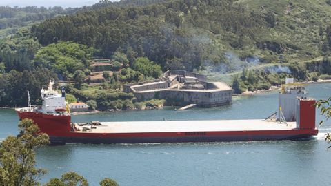 Cada paso entre castillos de la gigantesca estructura causó gran expectación a orillas de la ría
