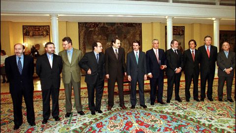 Pérez Rubalcaba (primero por la izquierda) con los firmantes del pacto antiterrorista contra ETA en el 2000