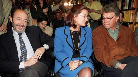 Rubalcaba, la esposa de Joaquín Almunia y el expresidente González en 1998 durante la presentación del libro «Los secretos de Almunia»