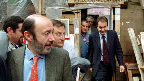 Rubalcaba con Zapatero en 2001 en el campamento de los trabajadores en huelga de Sintel en Madrid