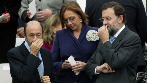 Rubalcaba junto a Mariano Rajoy y su esposa durante el desfile militar con motivo del Día de la Hispanidad en Madrid en el 2005