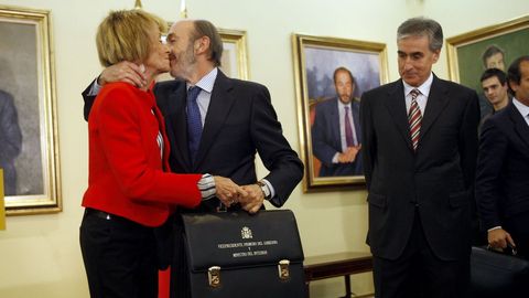 En la toma de posesión en 2010 como vicepresidente primero. Traspaso de carteras con Fernández de la Vega